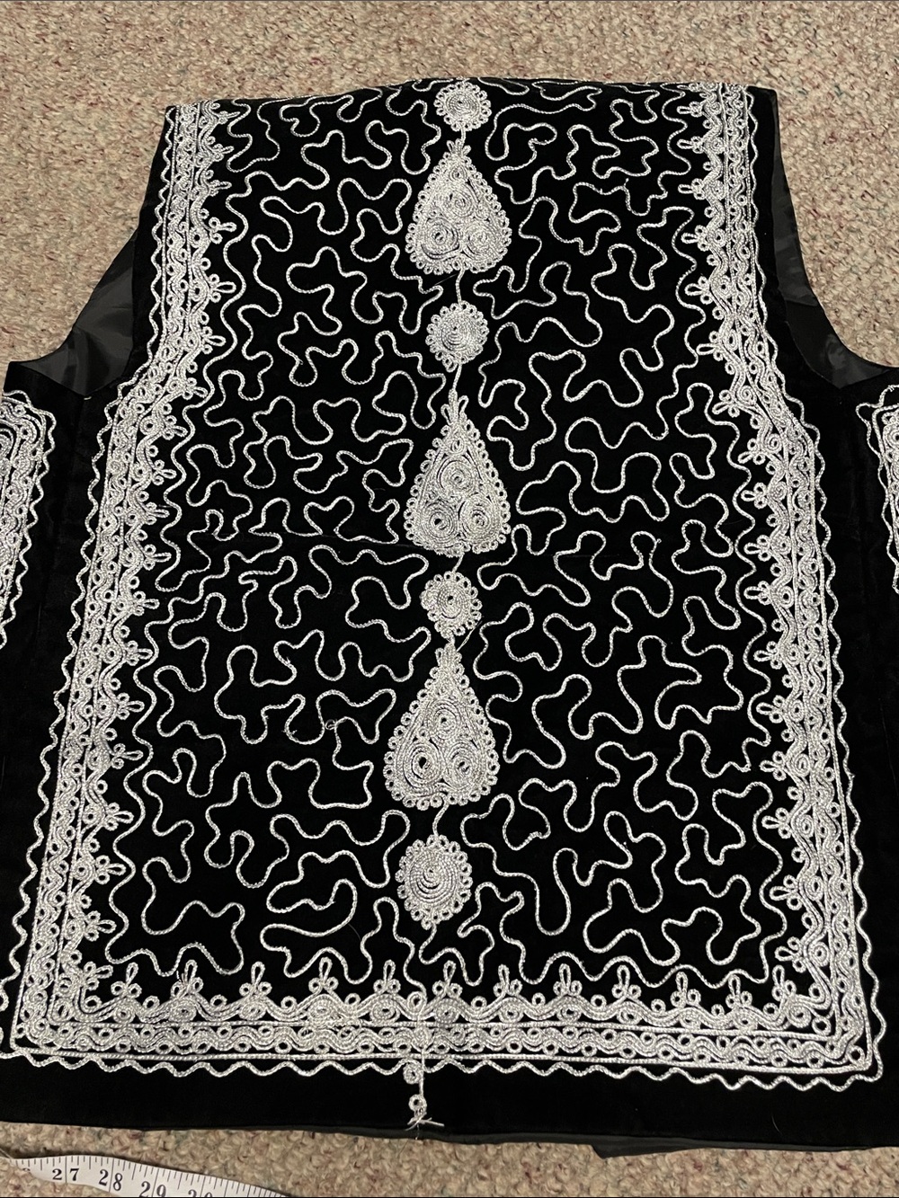 Vintage velvet vest with metallic silver thread embroidered design - Picture 7 of 7